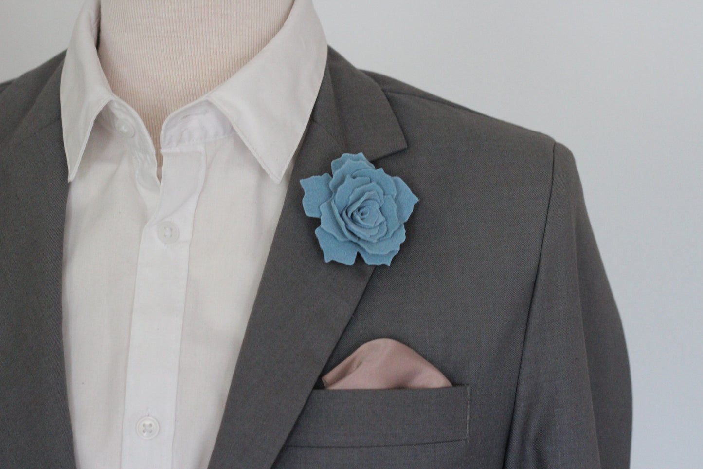 Ansteckblume blauer Wildleder