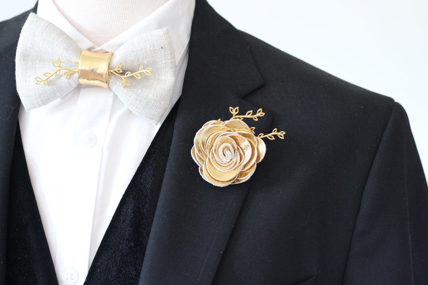 Blumenanstecknadel gold Leder
