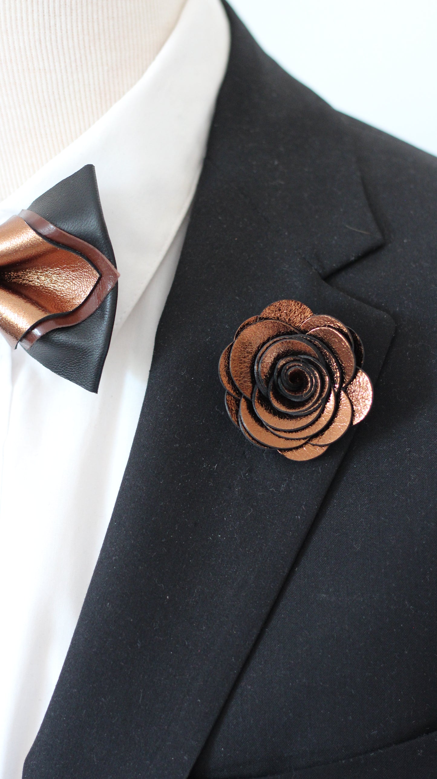 Schwarze Herrenfliege aus Leder mit Ansteckblume