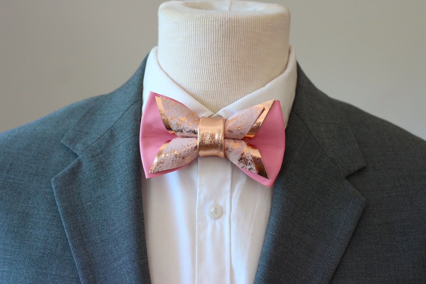 Rosegoldene Pink Herren Fliege aus Leder