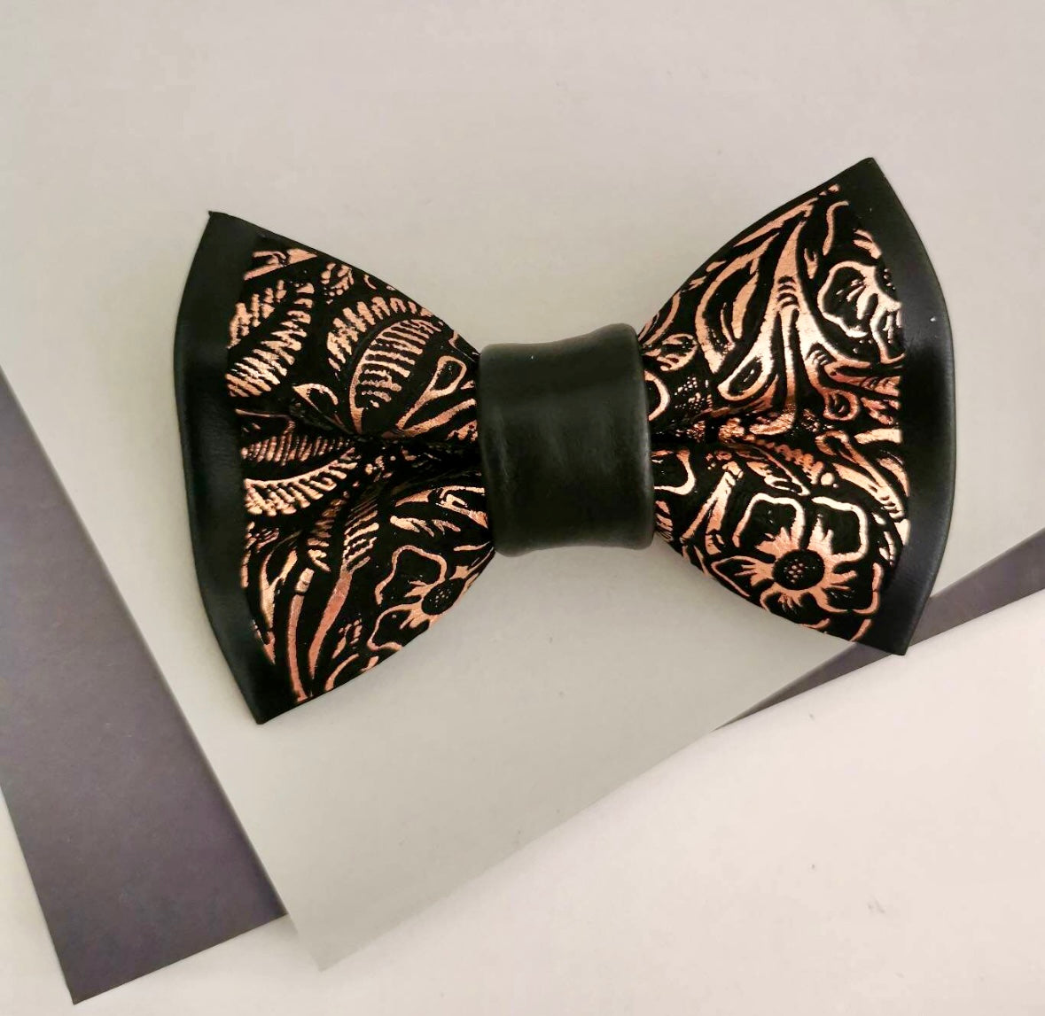 Schwarze Herrenfliege aus Leder mit Ansteckblume