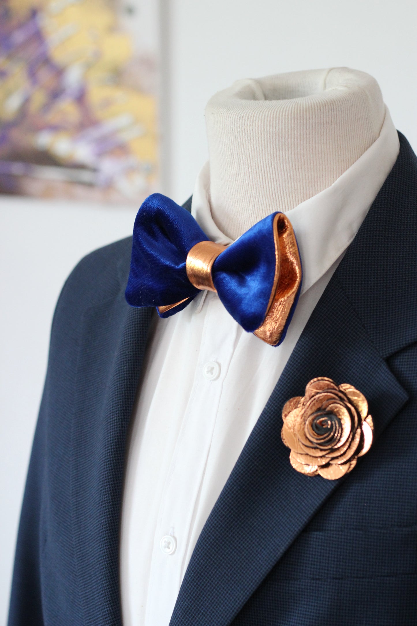 Blaue herren fliege aus Samt mit Ansteckblume aus Leder
