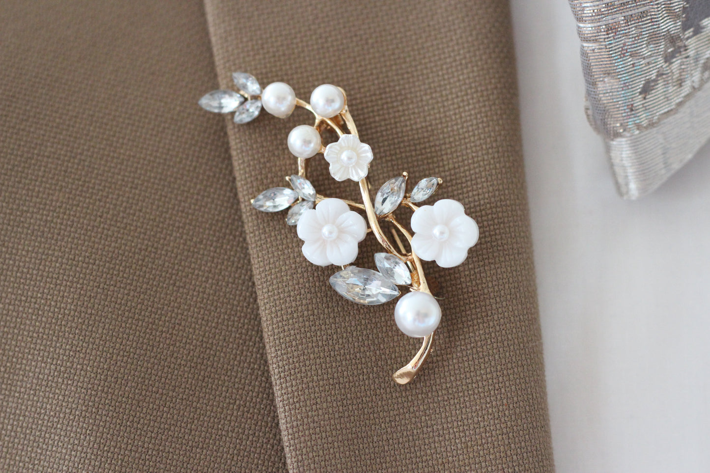Anstecknadel, Goldene Ansteckblume