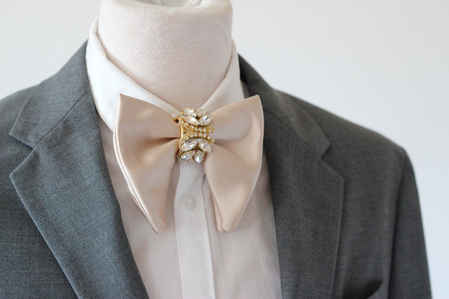Große beige satin Herren Fliege mit strasssteinen in gold, ecru brautigam herrenfliege, brautigam fliege, hochzeti fliege 