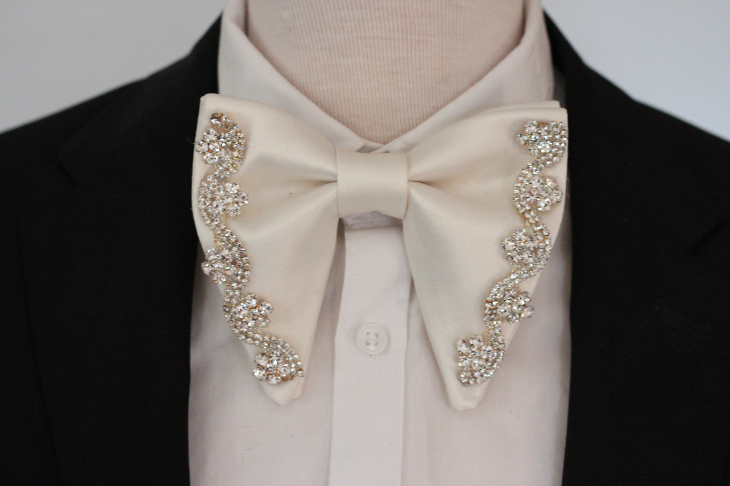 Weiße Satin HochzeitFliege mit Strassteinen