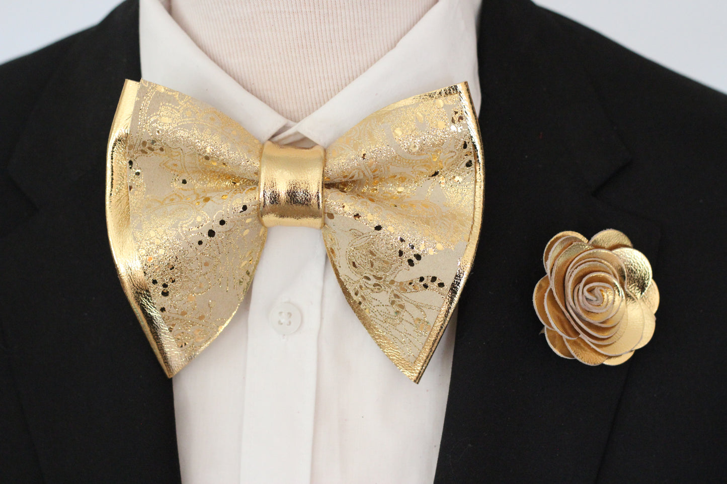 Herrenfliege gold Leder mit Ansteckblume