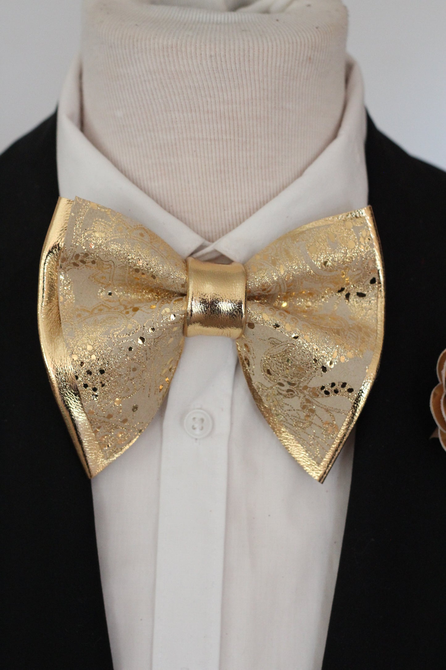 Herrenfliege gold Leder mit Ansteckblume