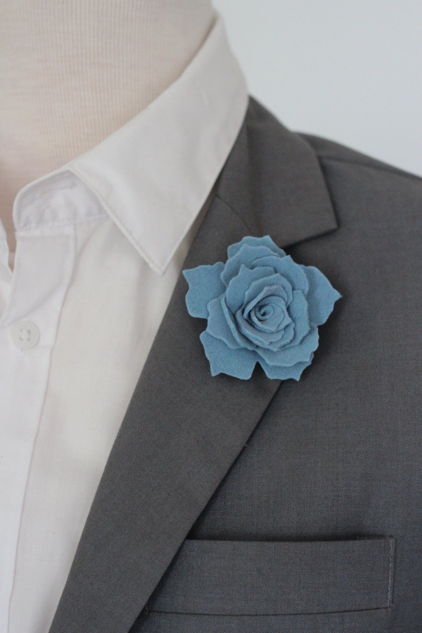 Ansteckblume blauer Wildleder