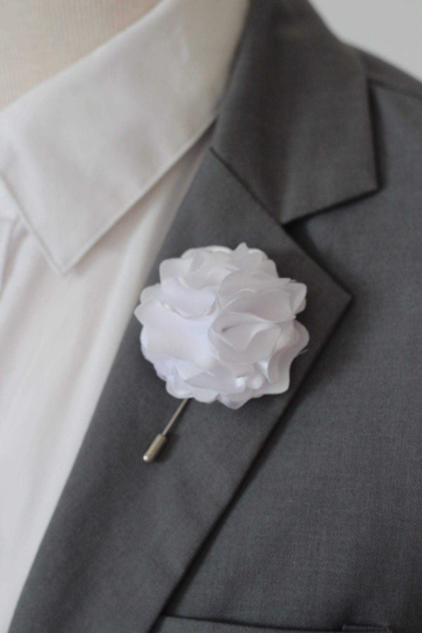 Weiße Blumenanstecknadel