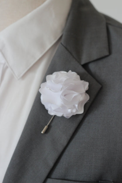 Weiße Blumenanstecknadel