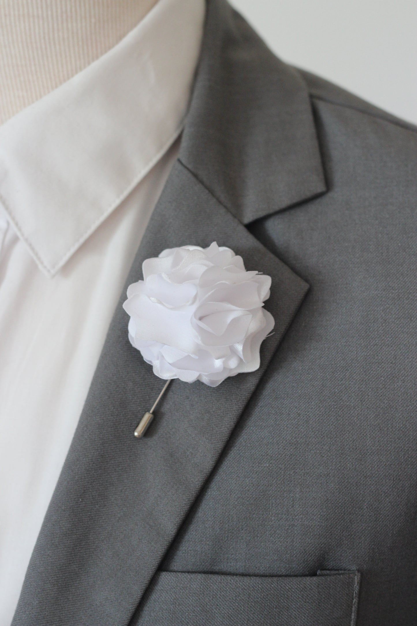 Weiße Blumenanstecknadel