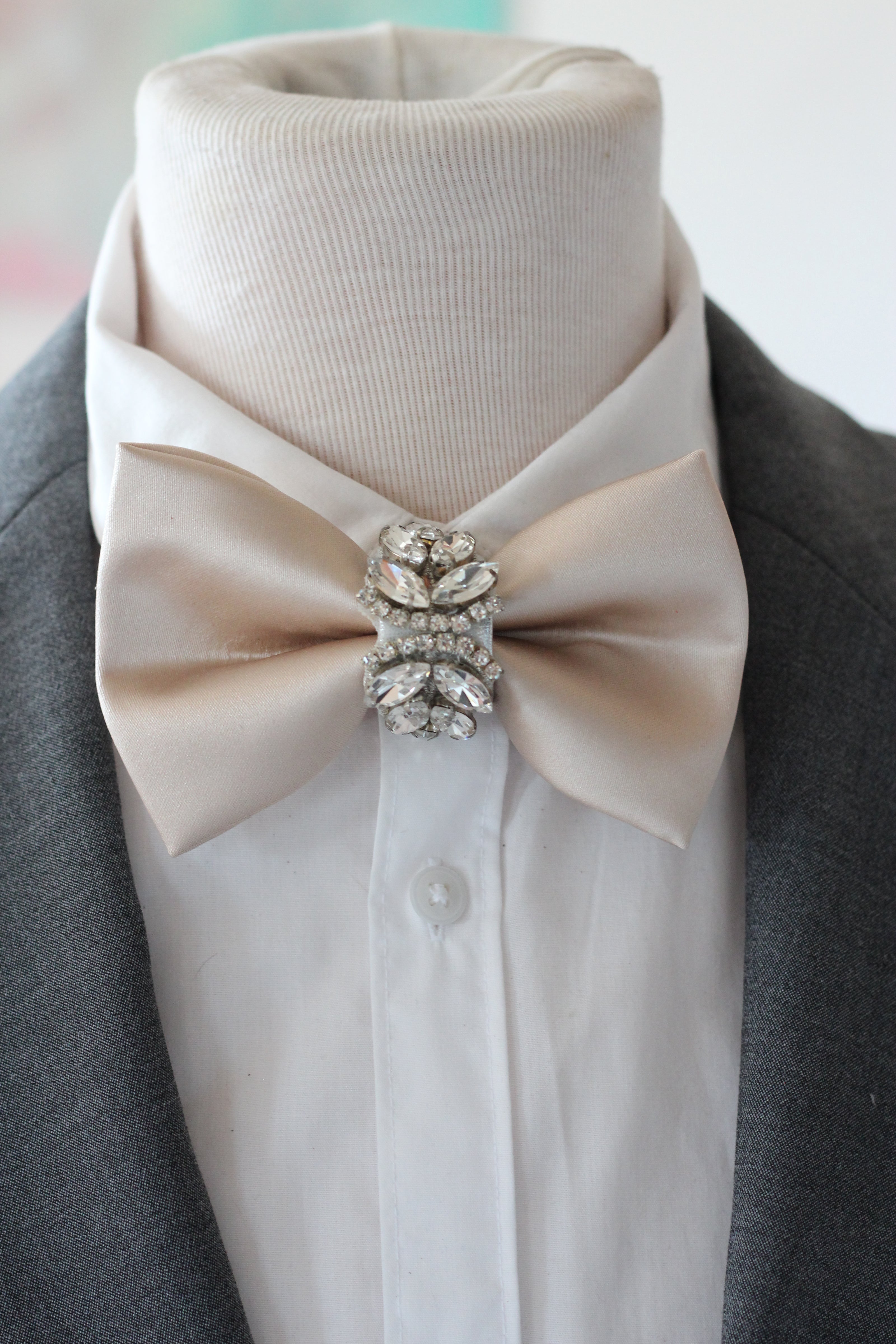 strasssteine, manner fliege, Hochzeit Fliegen, hochzeit fliege,
herren fliegen, herren fiege, ecru maner fliege, ecru fliege, brautigam fliege, blumen muster fliege,
beige fliege,