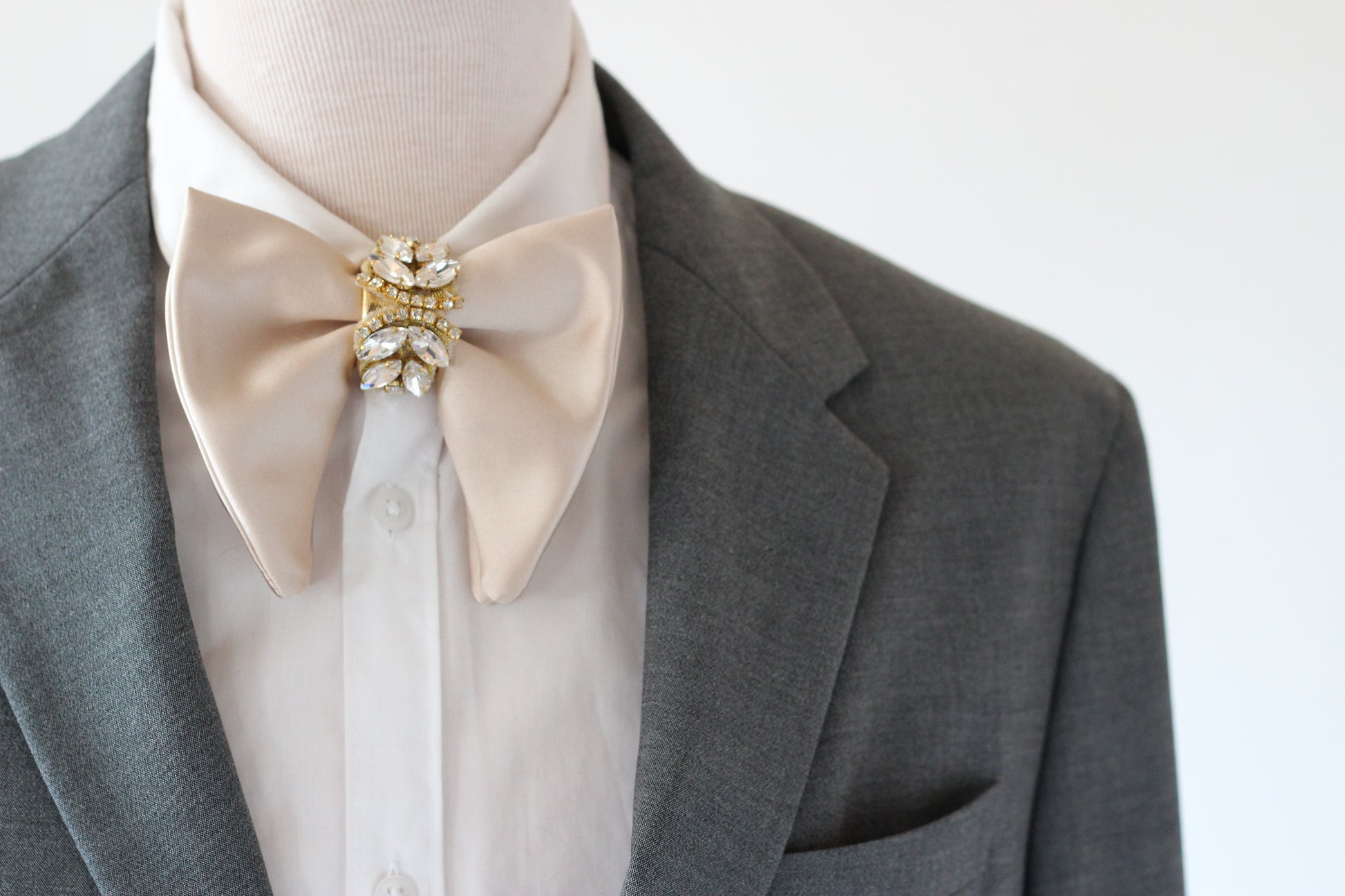 Große beige satin Herren Fliege mit strasssteinen in gold, ecru brautigam herrenfliege, brautigam fliege, hochzeti fliege 