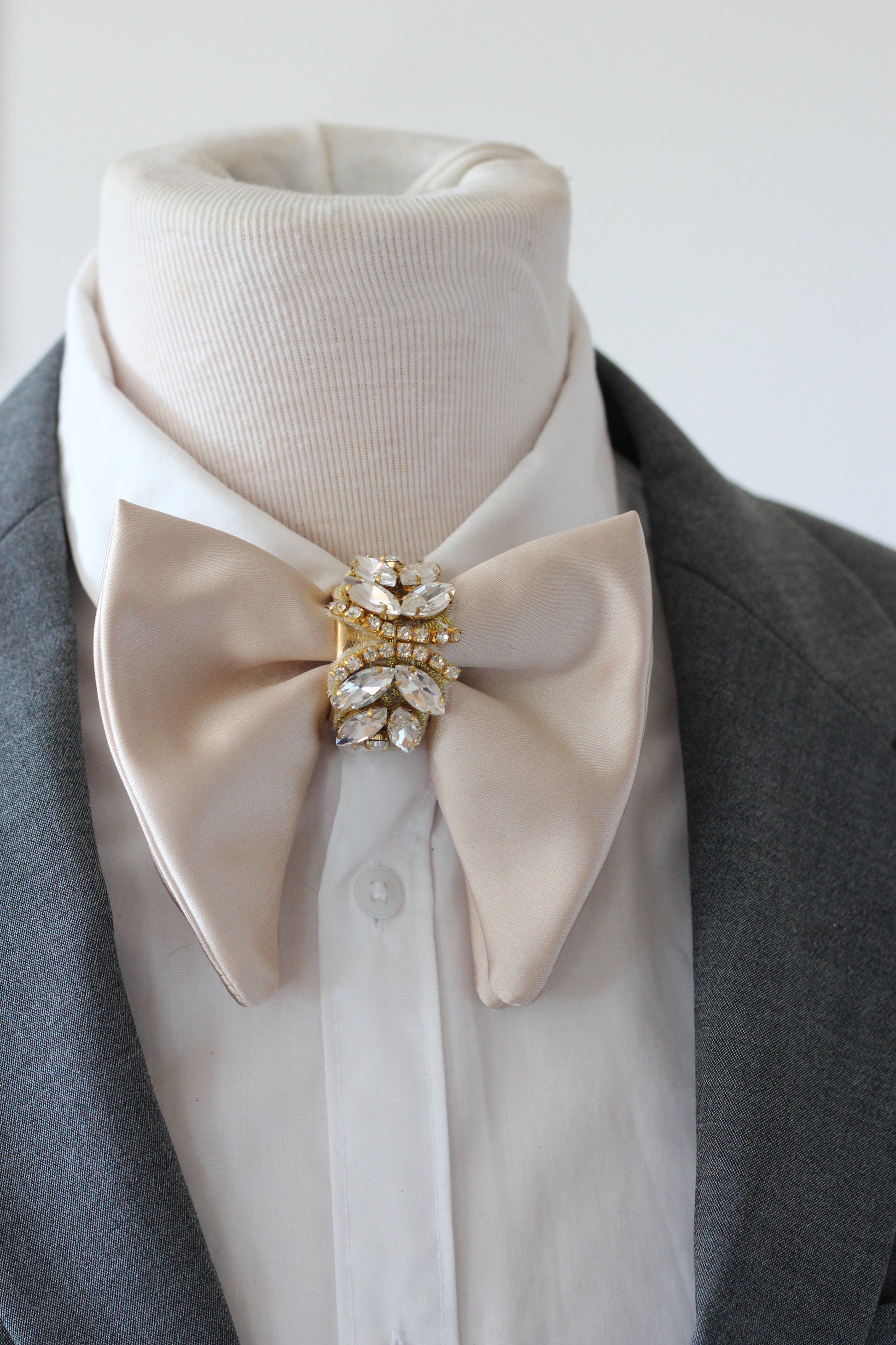 Große beige satin Herren Fliege mit strasssteinen in gold, ecru brautigam herrenfliege, brautigam fliege, hochzeti fliege 