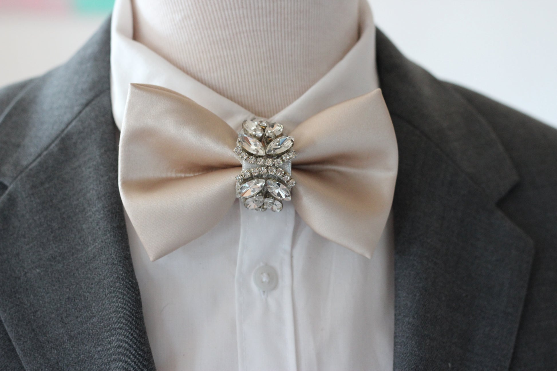 strasssteine, manner fliege, Hochzeit Fliegen, hochzeit fliege,
herren fliegen, herren fiege, ecru maner fliege, ecru fliege, brautigam fliege, blumen muster fliege,
beige fliege,