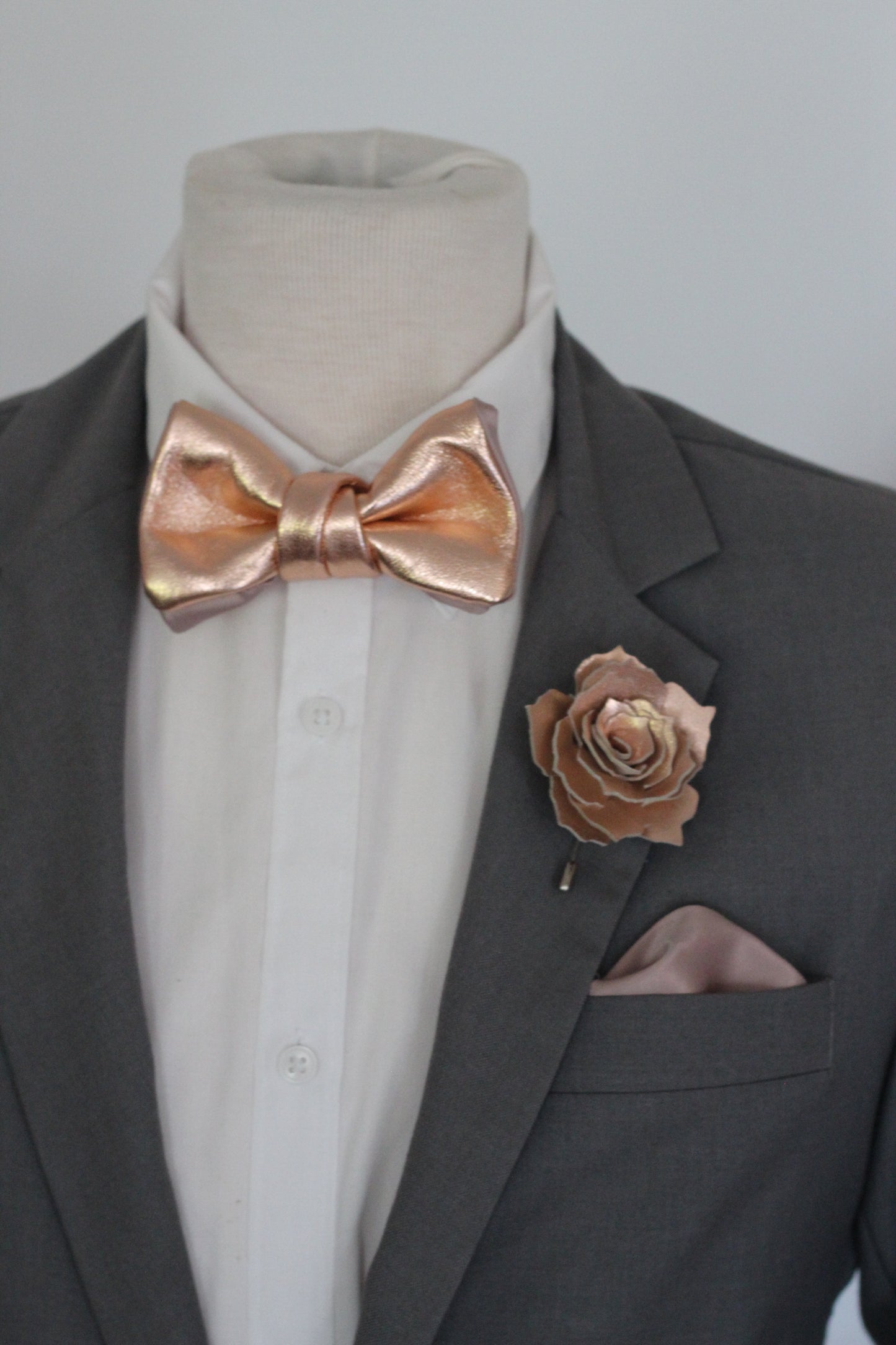 Rosegoldene Herren Fliege aus Leder