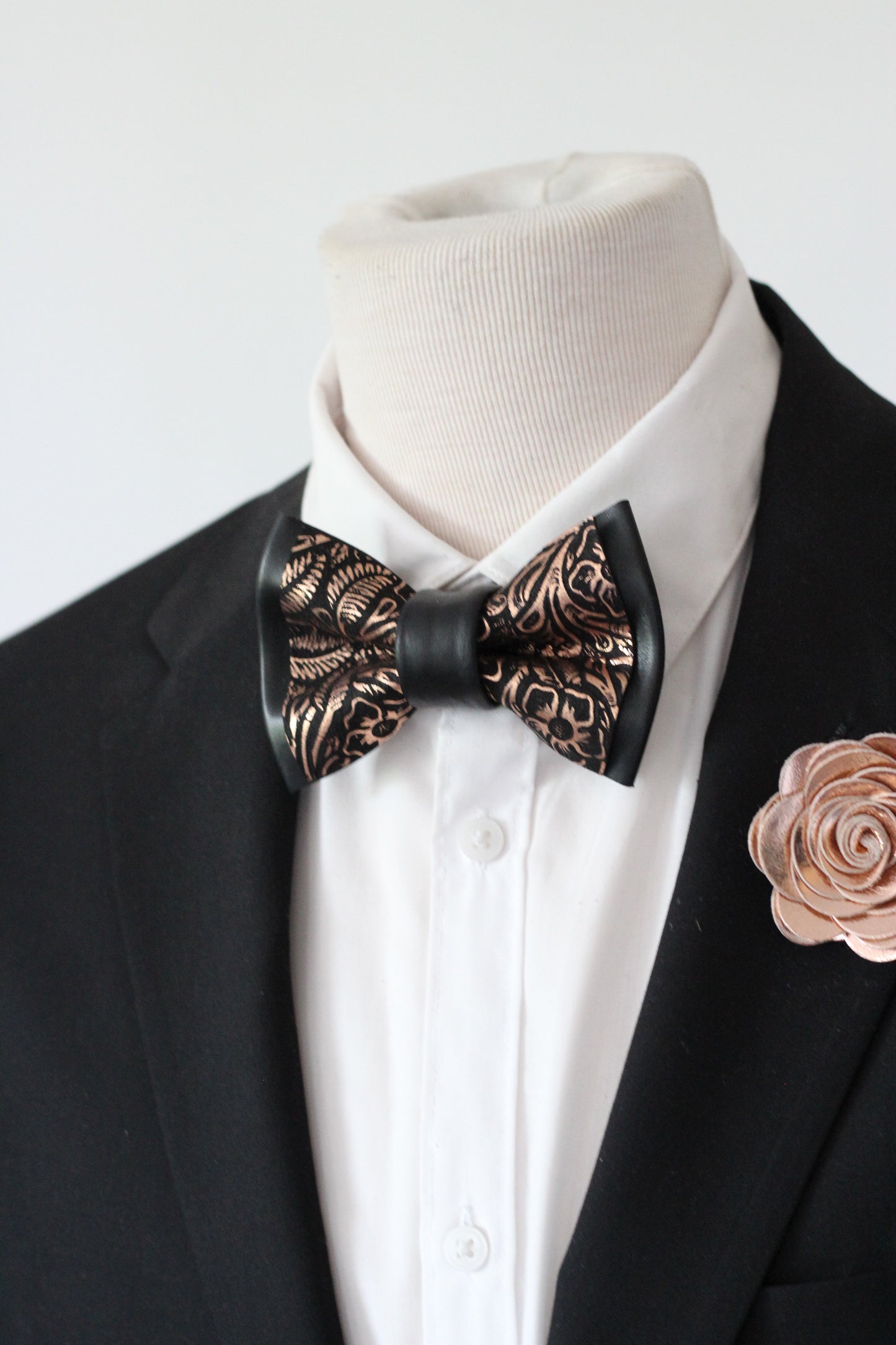 Schwarze Herrenfliege aus Leder mit Ansteckblume