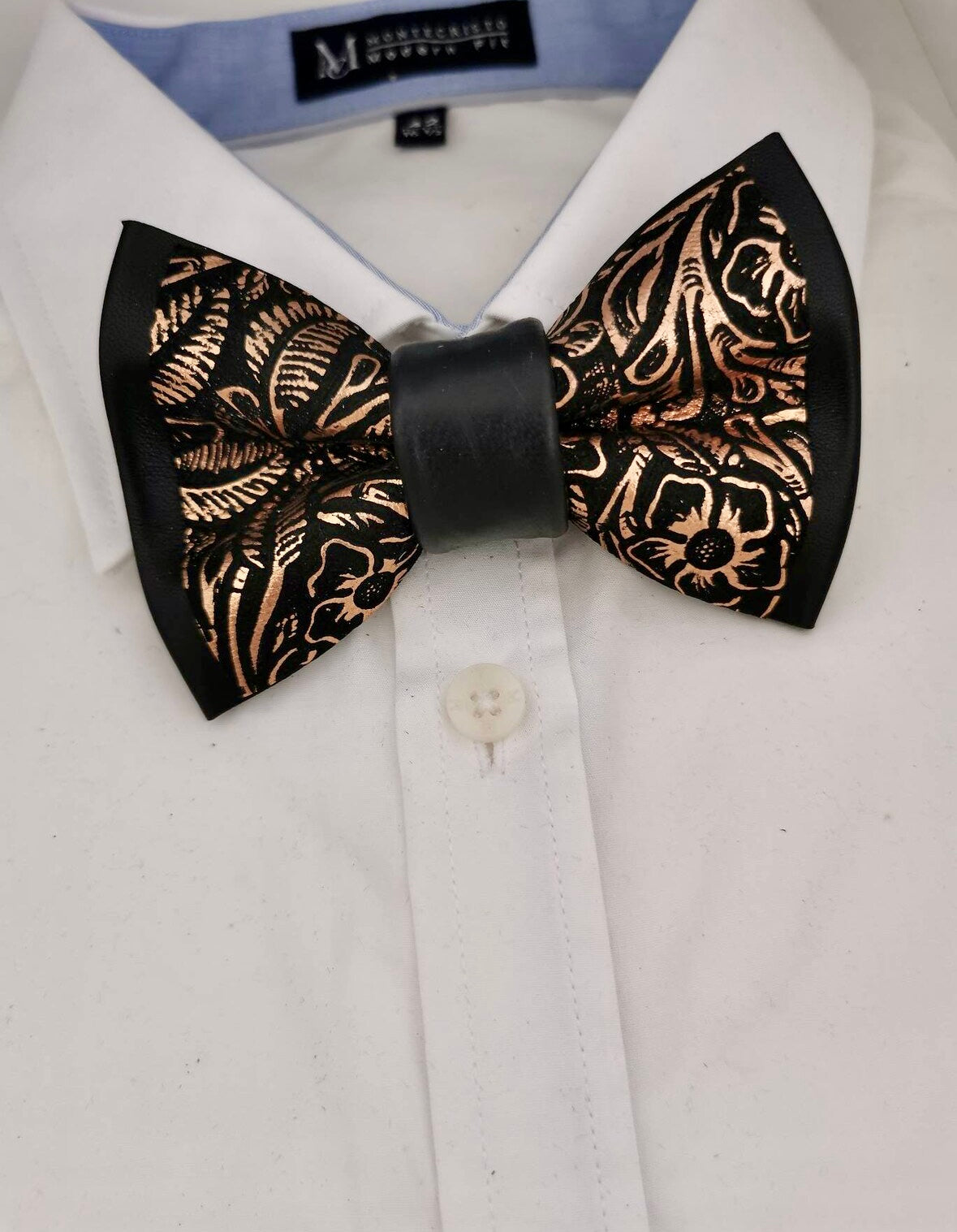 Schwarze Herrenfliege aus Leder mit Ansteckblume