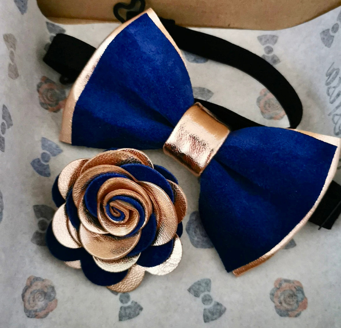 Rosegoldene und blaue Herren Fliege aus Leder