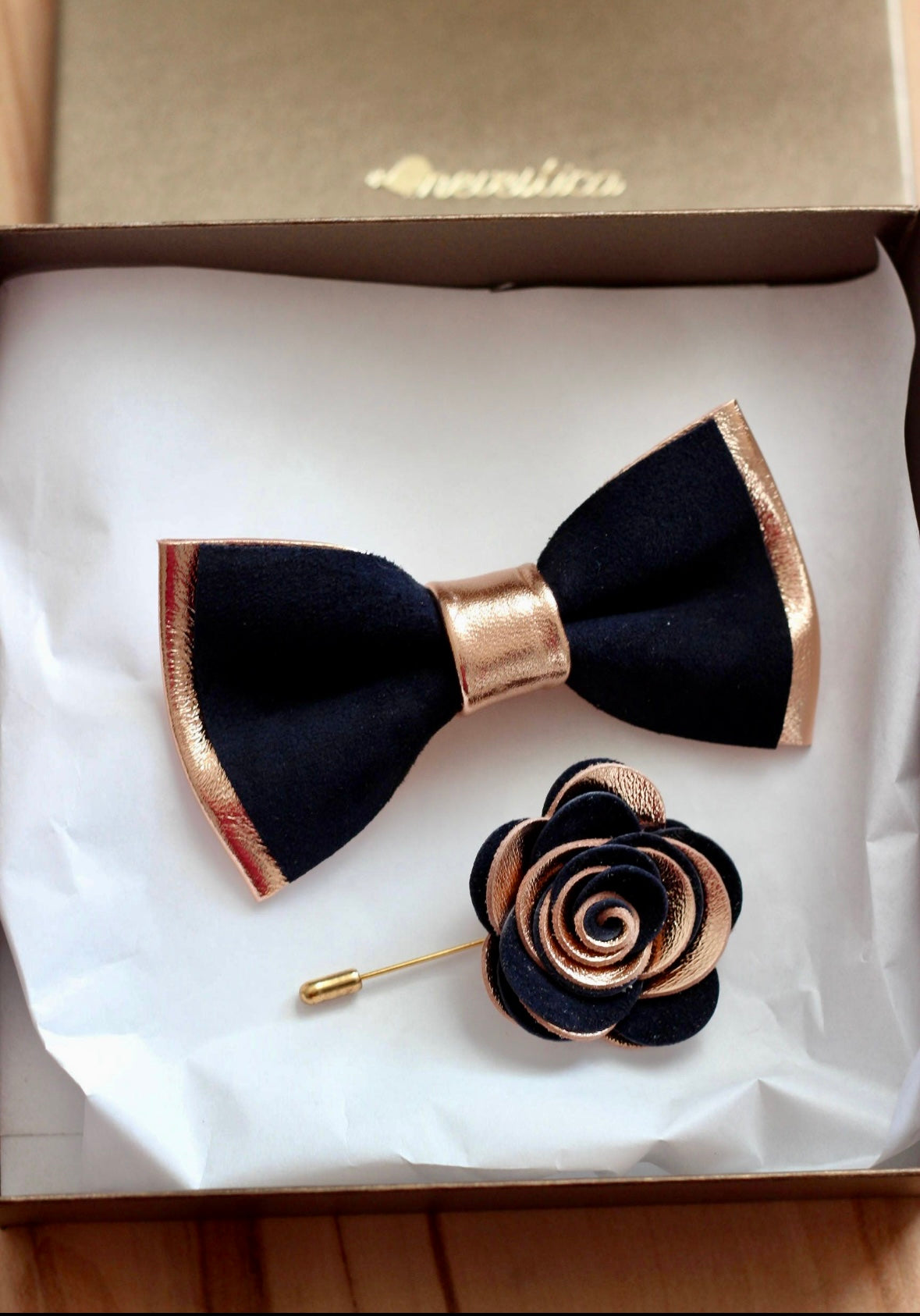 Rosegoldene und dunkelblaue Herren Fliege aus Leder