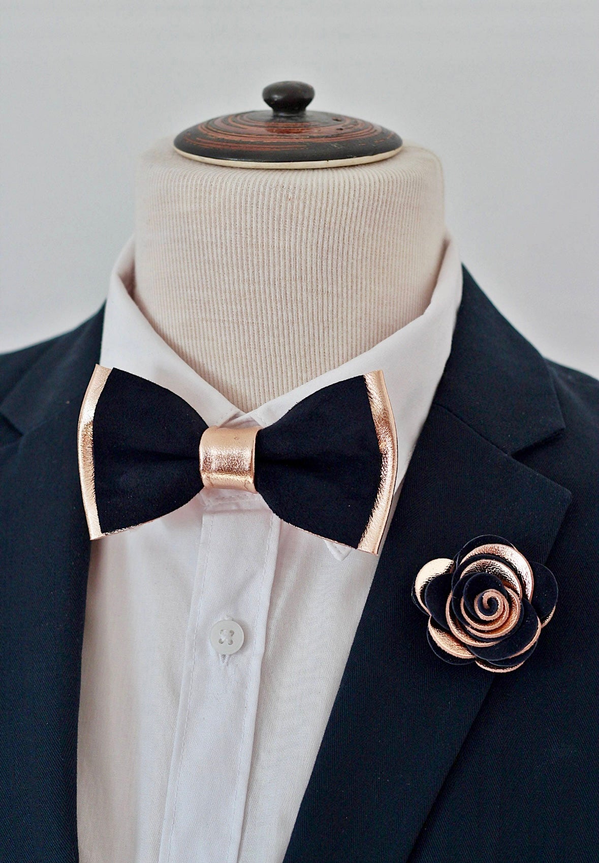 Rosegoldene und dunkelblaue Herren Fliege aus Leder