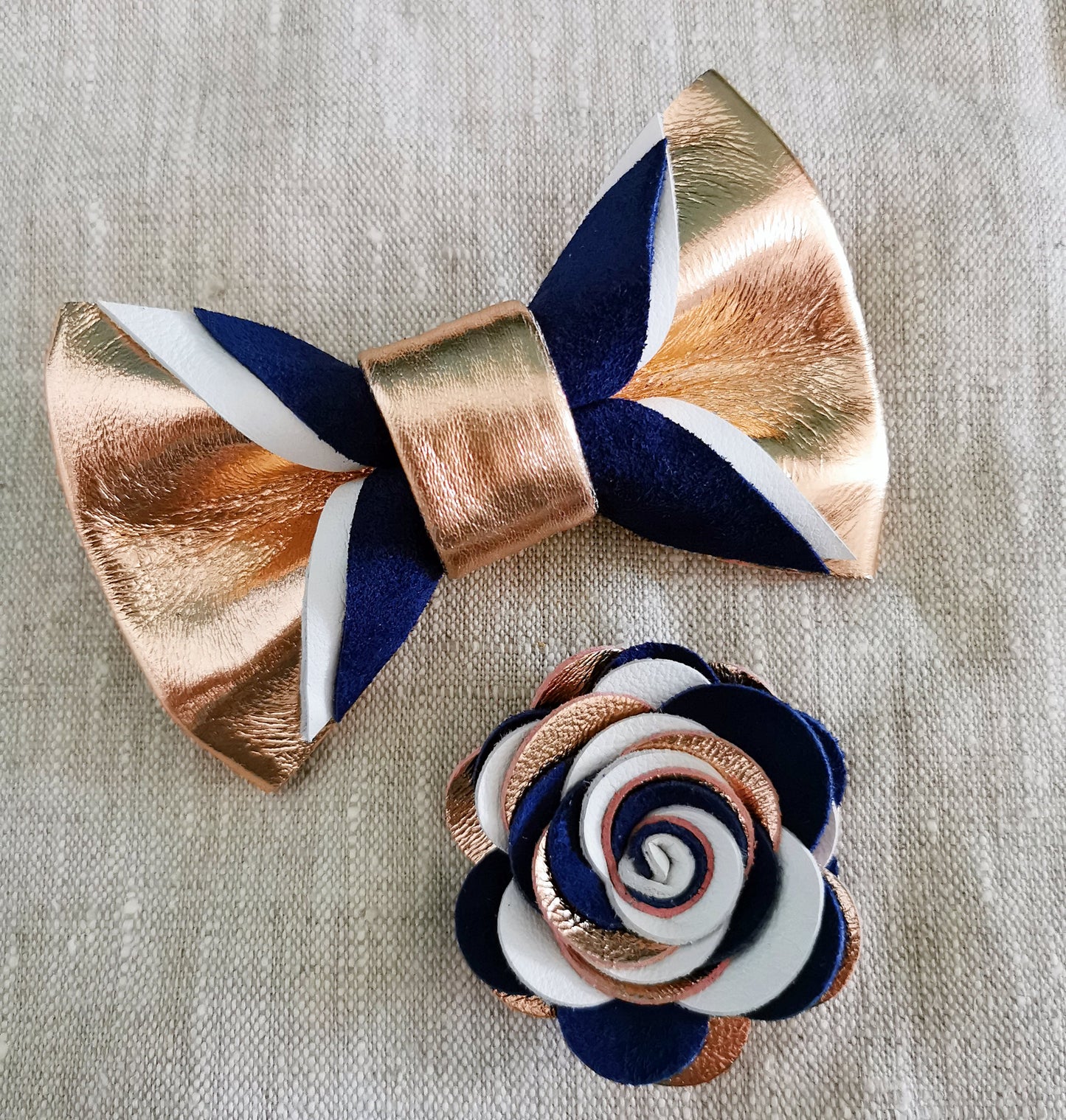 Rosegoldene und blaue Herren Fliege aus Leder