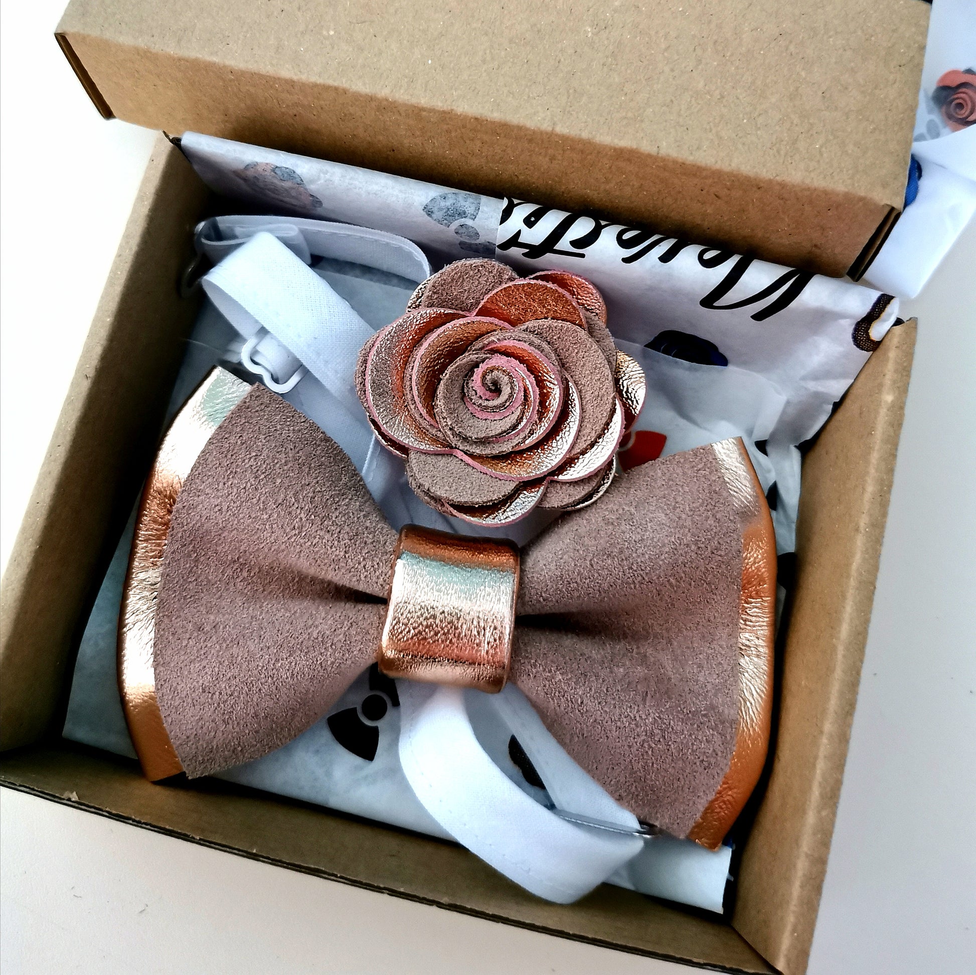 rosegoldene hochzeits brautigam herren fliege mit leder kupfer rosa ansteckblume