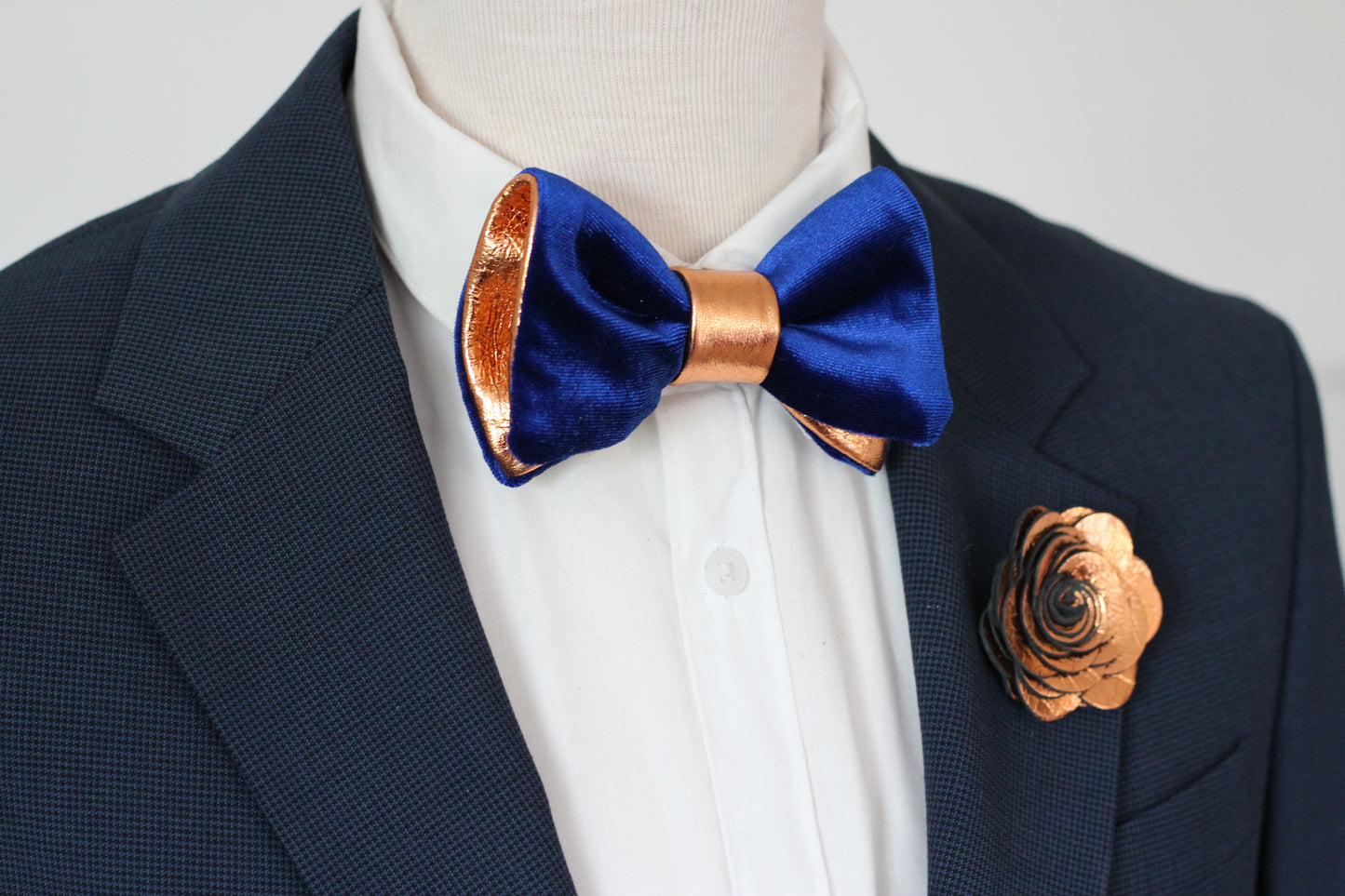 Blaue herren fliege aus Samt mit Ansteckblume aus Leder