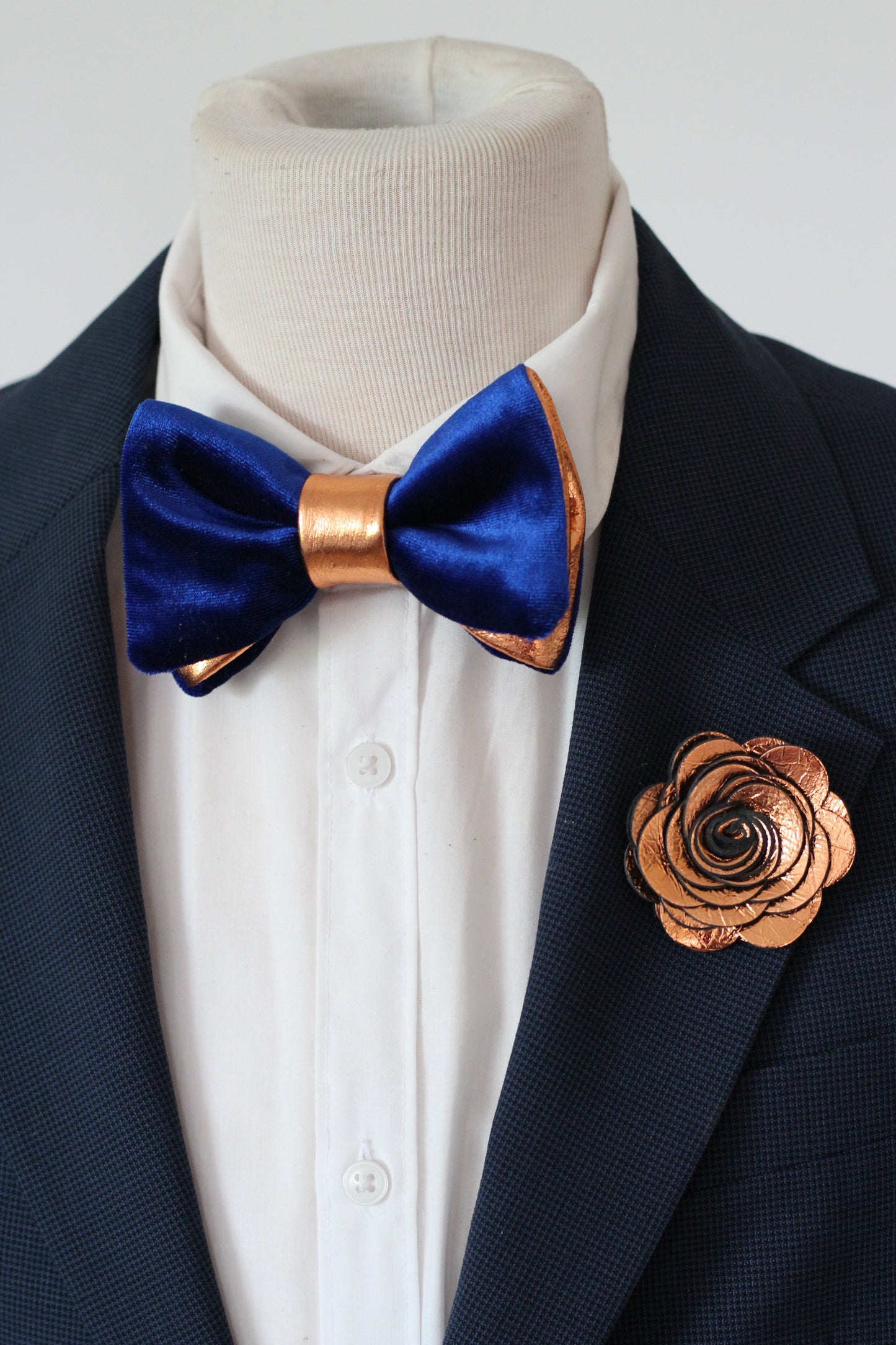 Blaue herren fliege aus Samt mit Ansteckblume aus Leder