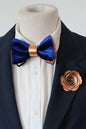 Blaue herren fliege aus Samt mit Ansteckblume aus Leder