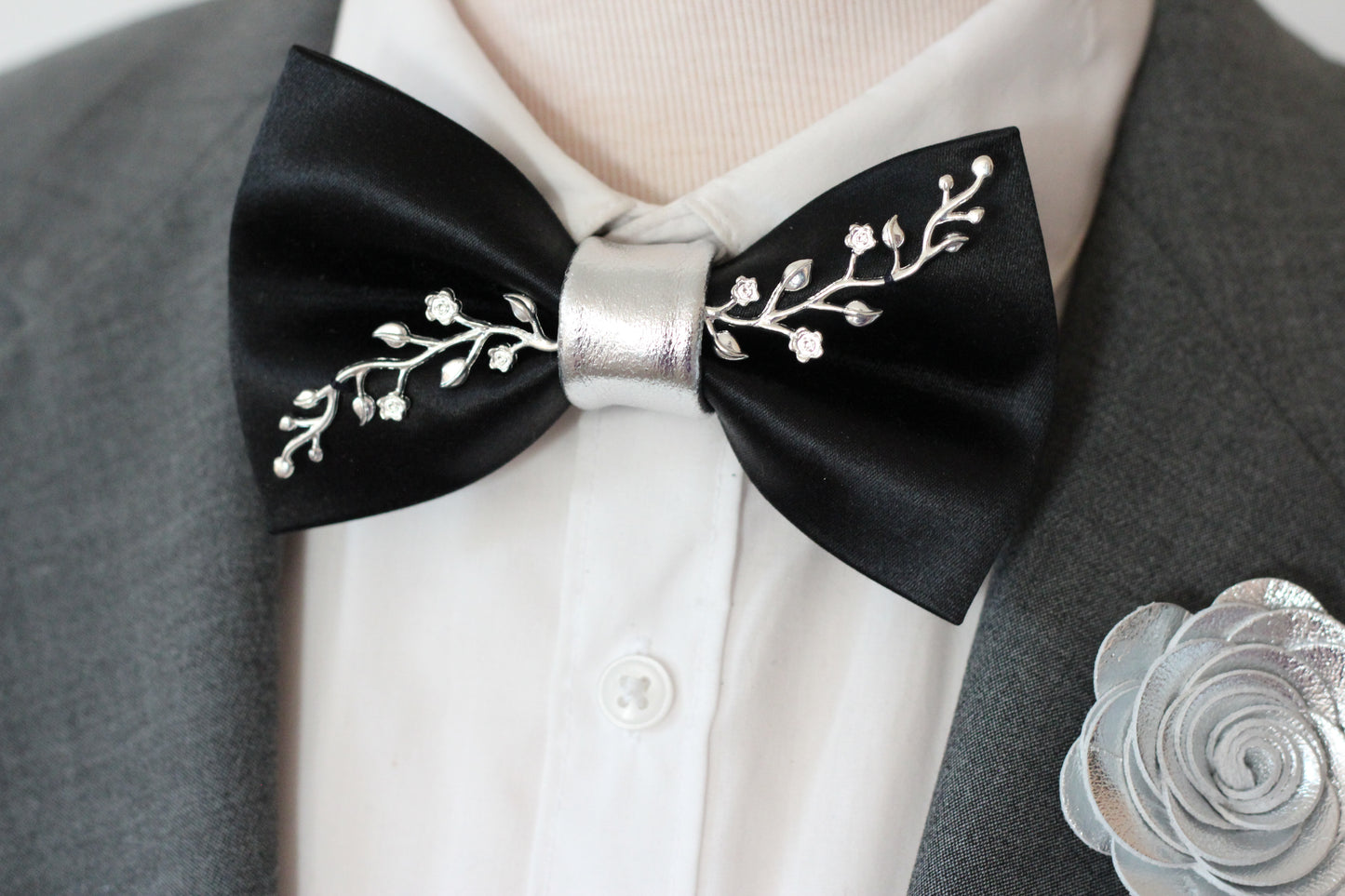 Elegante schwarze Herrenfliege mit silbernem Zweig-Detail