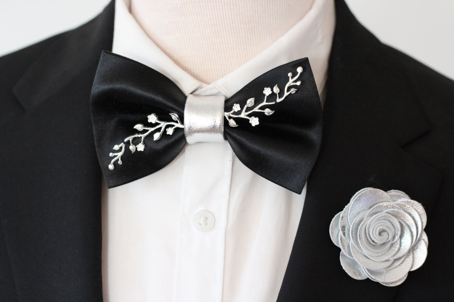 Elegante schwarze Herrenfliege mit silbernem Zweig-Detail