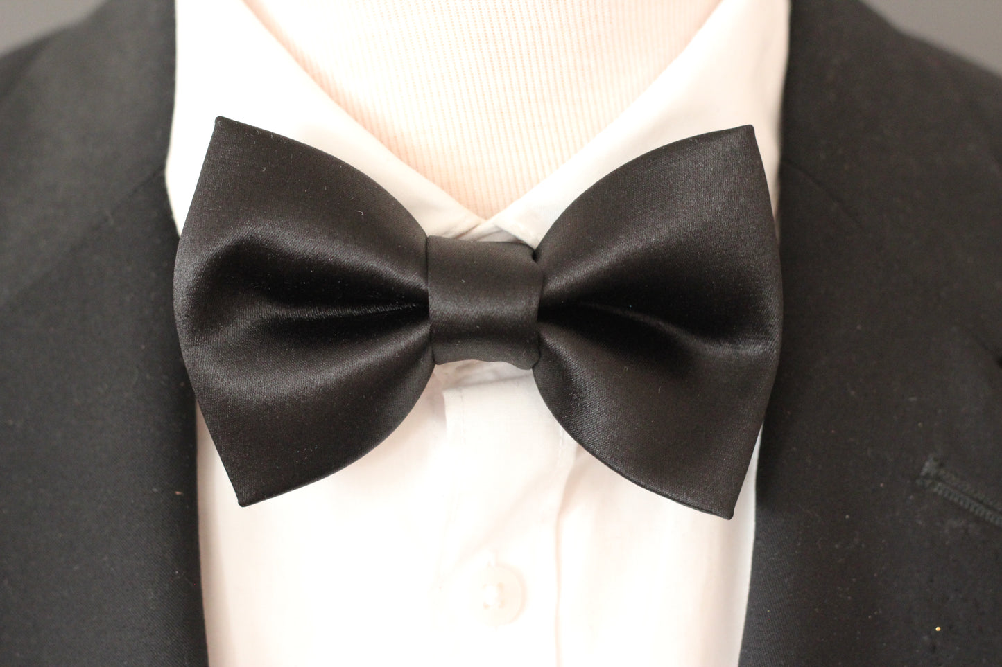 Elegangnte schwarze Herrenfliege aus Satin Tom Ford style
