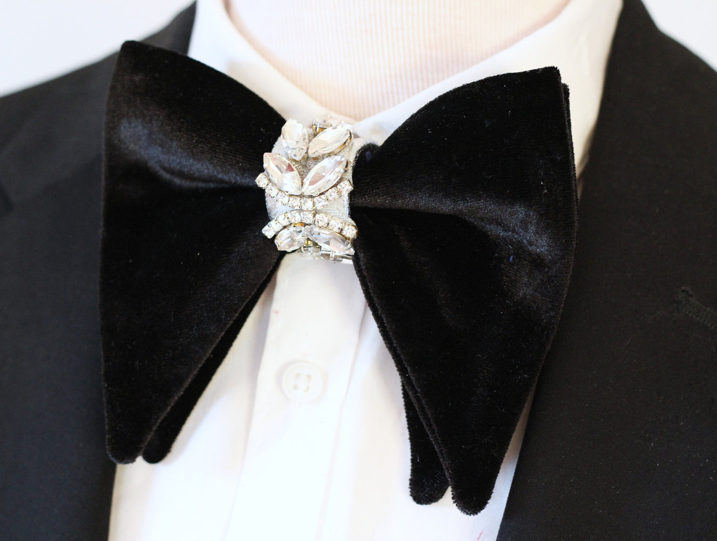 Schwartze herren fliege aus samt, Herrenfliege, Fliege für Herren, Schleife Herren, Männer Fliege, Fliege elegant, Satin Fliege, Samt Fliege, Fliege mit Strasssteinen, Glänzende Fliege, Hochzeit, Festlich, Business