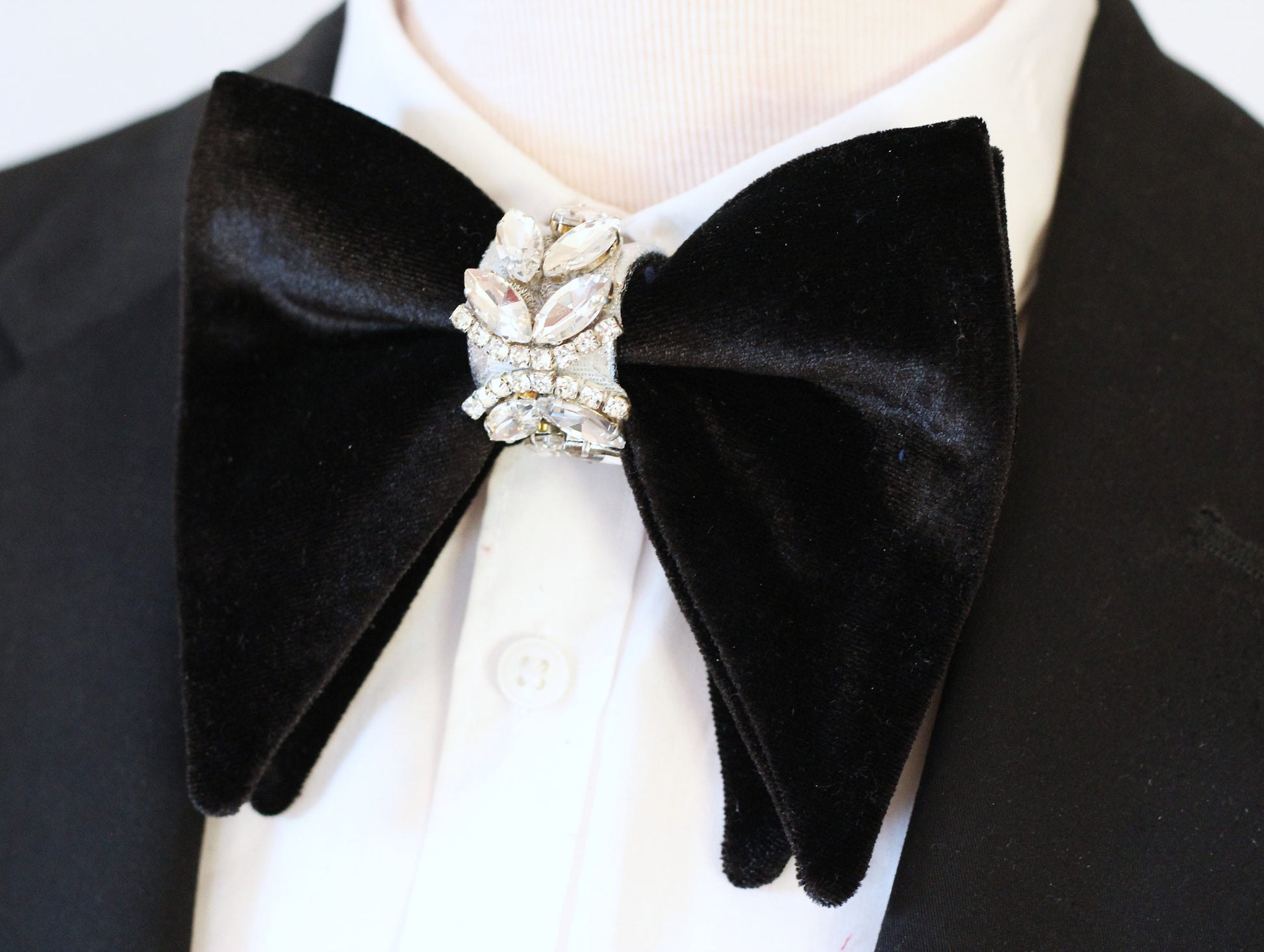 Schwartze herren fliege aus samt, Herrenfliege, Fliege für Herren, Schleife Herren, Männer Fliege, Fliege elegant, Satin Fliege, Samt Fliege, Fliege mit Strasssteinen, Glänzende Fliege, Hochzeit, Festlich, Business