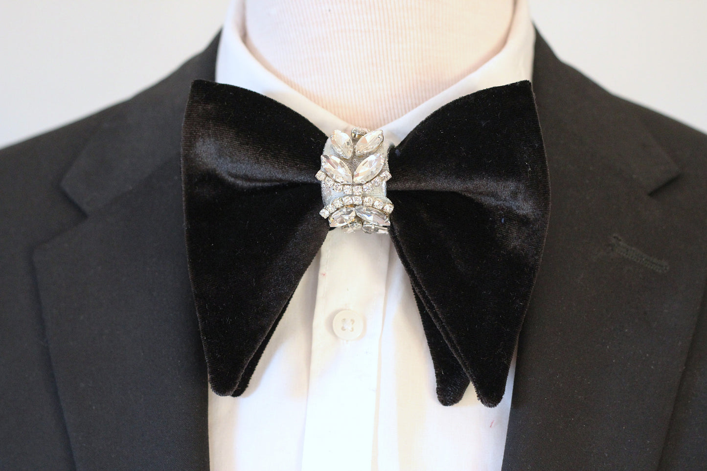 Schwartze herren fliege aus samt, Herrenfliege, Fliege für Herren, Schleife Herren, Männer Fliege, Fliege elegant, Satin Fliege, Samt Fliege, Fliege mit Strasssteinen, Glänzende Fliege, Hochzeit, Festlich, Business