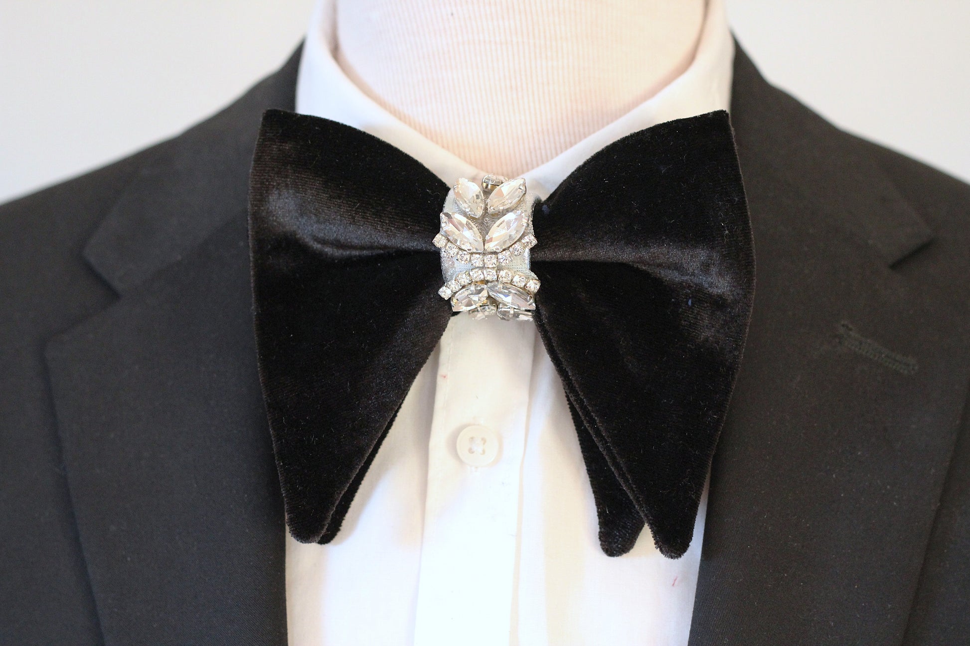 Schwartze herren fliege aus samt, Herrenfliege, Fliege für Herren, Schleife Herren, Männer Fliege, Fliege elegant, Satin Fliege, Samt Fliege, Fliege mit Strasssteinen, Glänzende Fliege, Hochzeit, Festlich, Business